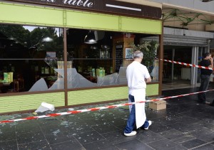 I franska Sarcelles angrep demonstranter judisk-ägda affärer och restauranger.   Foto: AFP/MIGUEL MEDINA. 