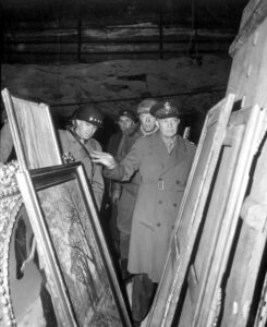 General Dwight D. Eisenhower inspekterar konst som den nazistiska regimen plundrat. Foto: National Archives (532272).