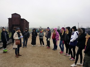 Elever från Strömsunds kommun besöker Auschwitz-Birkenau. Foto: Mathan Ravid 