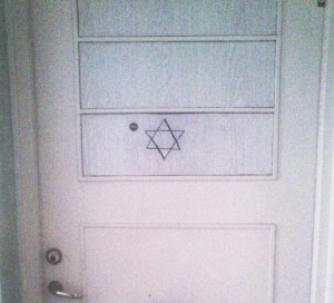 Judar trakasseras: Davidsstjärna ritad på lägenhetsdörr i Malmö. 