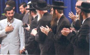 Neturei Karta hyllar Irans dåvarande president, antisemiten och Förintelseförnekaren Mahmoud Ahmadinejad. 