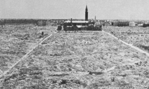 Det utplånade gettoområdet i Warszawa, 1945. S:t Augustinus kyrka som låg i gettot syns i bakgrunden. 